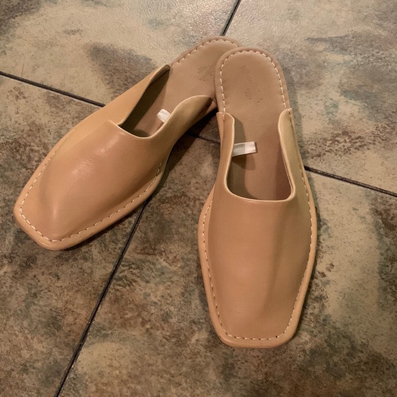 Universal Thread Flats - Picture 1 of 4